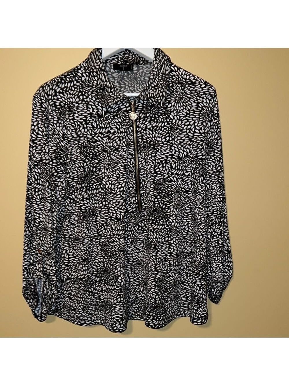 TAHARI WOMAN black and white top 1X.  Excellent condition